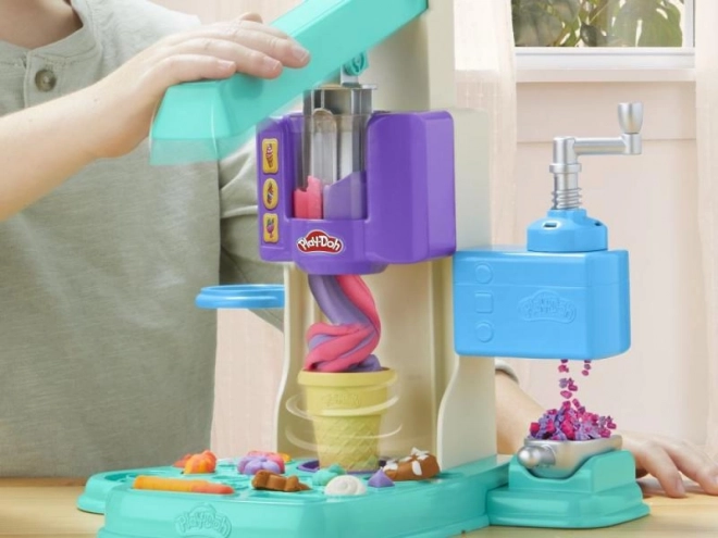 Play-Doh színpompás fagylaltkészítő