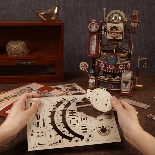 Robotime rokr 3D fa puzzle golyópálya: Csokoládégyár LED fényekkel 420 darabos