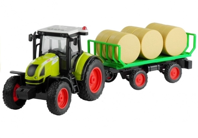 Zöld traktor utánfutóval és szénával