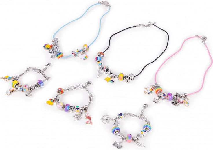 Színes gyöngyök és varázslatos medálok