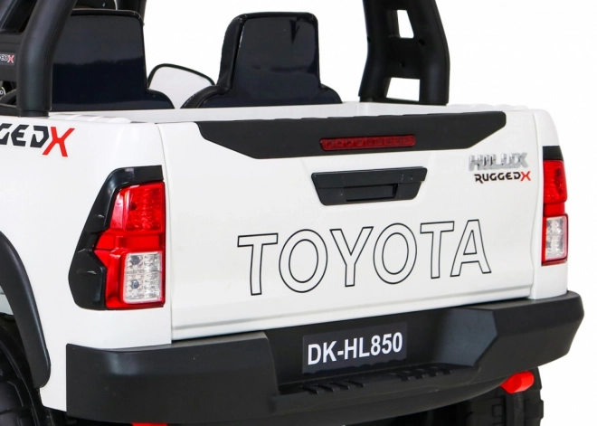 Toyota Hilux jármű fehér