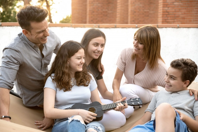 Gyerekeknek szánt fa ukulele gitár