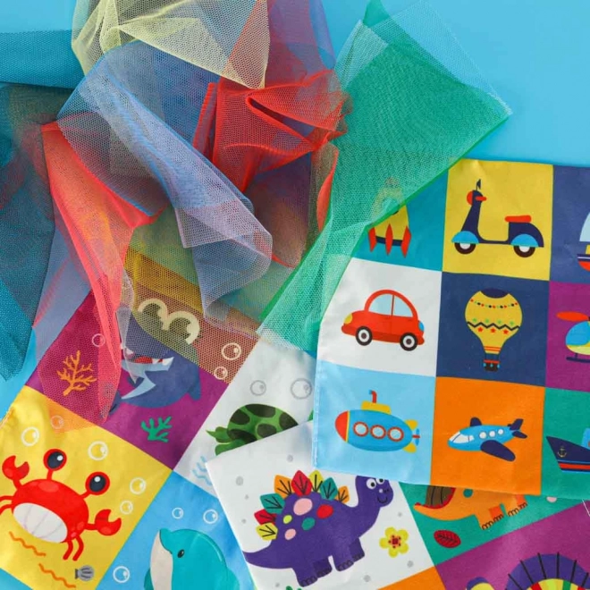 Montessori szenzoros doboz színes zsebkendőkkel és állatokkal