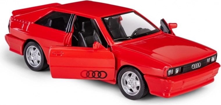 Nyitható ajtók és valósághű beltér