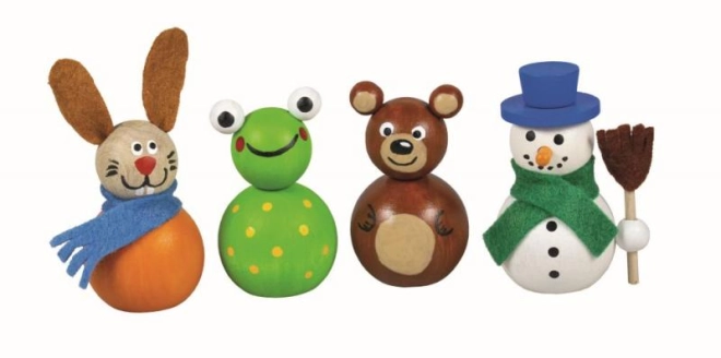 Három aranyos figura természetes fából
