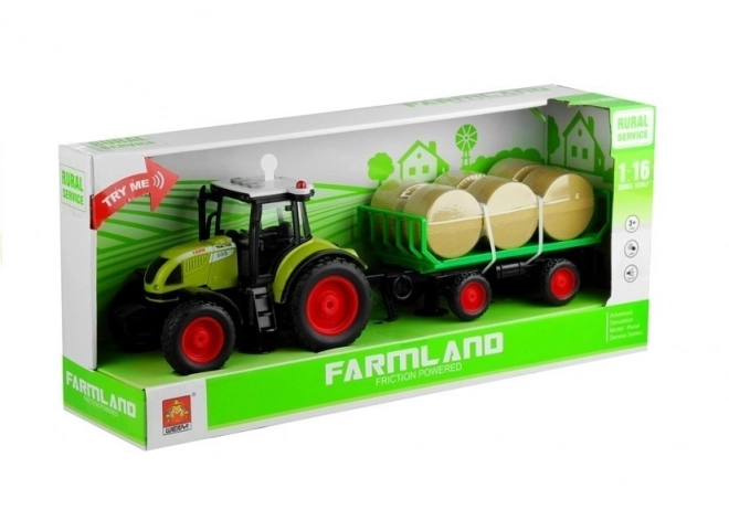 Zöld traktor utánfutóval és szénával
