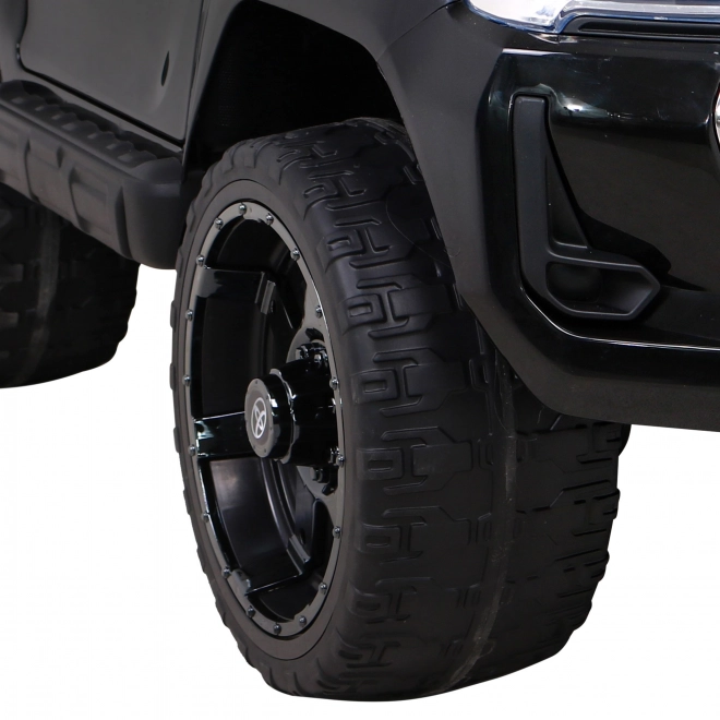 Toyota Hilux akkumulátor gyerekeknek fekete + 4x4 hajtás + távirányító + 2 csomagtartó + MP3 rádió + LED dióda