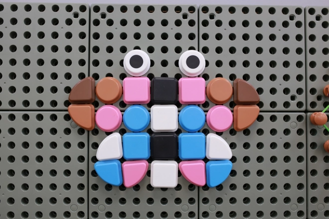 Masterkidz fa szabadon álló STEM tábla ház alakban, tartozékokkal