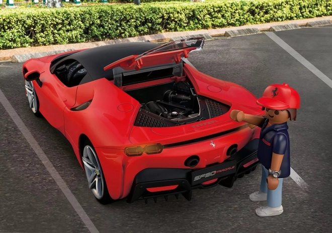 Részletgazdag V8-as motor és nyitható hátsó motorháztető