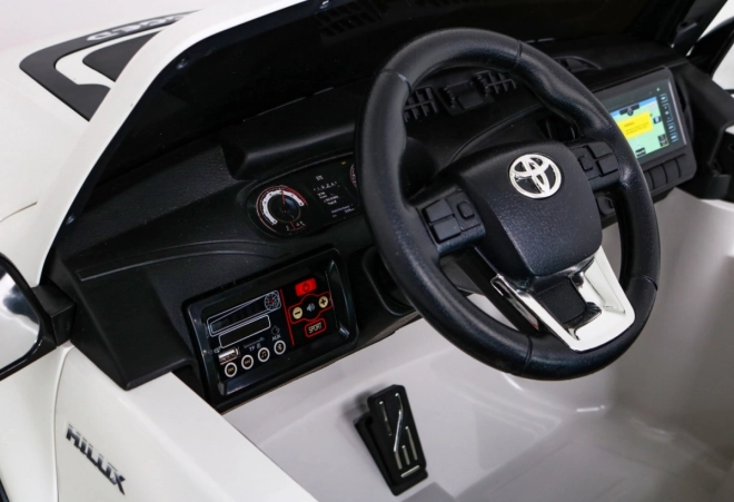 Toyota Hilux jármű fehér