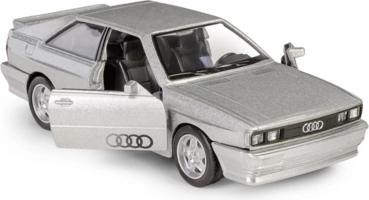 Nyitható ajtók és részletes beltér