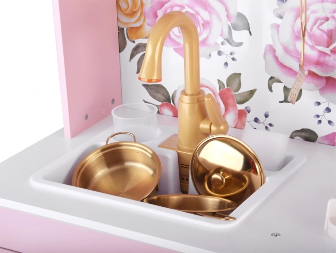 Működő mosogató arany csappal