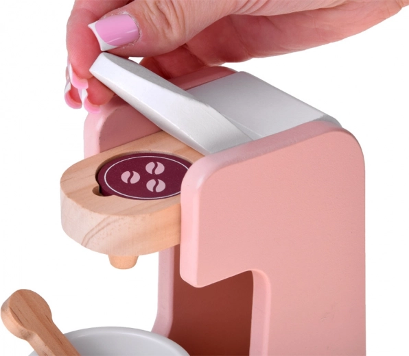 Kapszulás kávéfőző csészével és kanállal