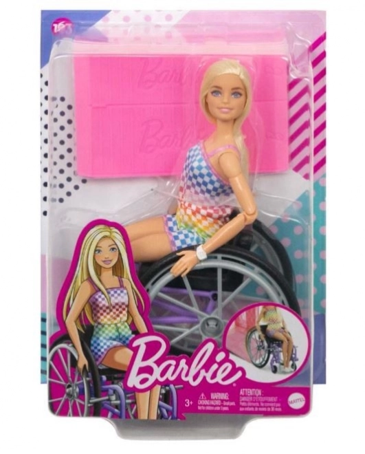 Barbie modell kerekesszékben kockás ruhában