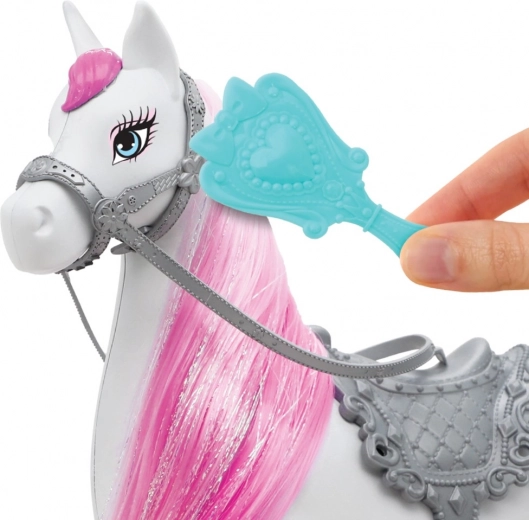 Szórakozás a sörény fésülésével