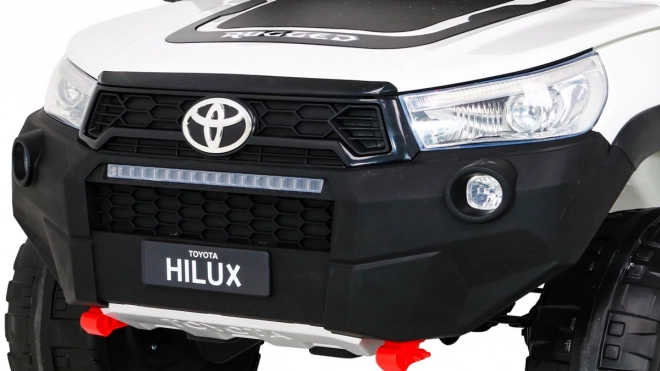 Toyota Hilux jármű fehér
