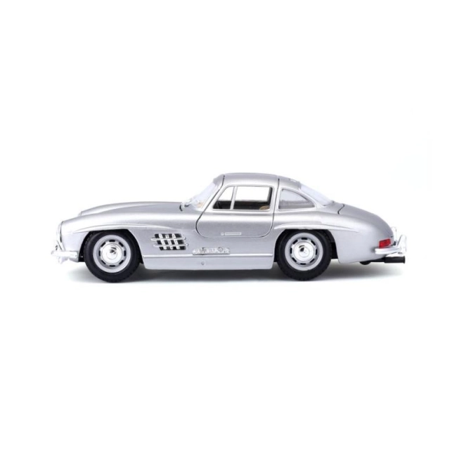 Mercedes-Benz 300SL ezüst modellautó 1:24 méretarányban