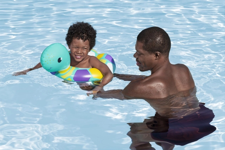 Biztonságos támasz a medencében