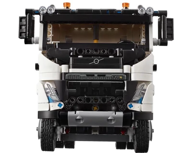 Autentikus VOLVO FMX működő fülkével és motorral