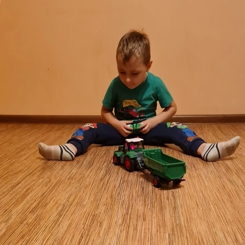 Távvezérelt traktor utánfutóval