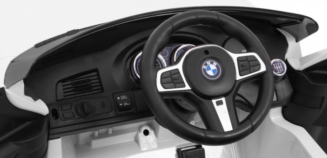 BMW 6 GT Fehér akkumulátoros autó + távirányító + lassú indítás + EVA + övek + LED MP3