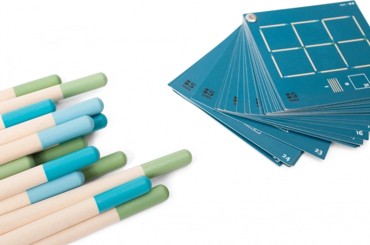 Színes fa pálcikák alakzatok készítéséhez