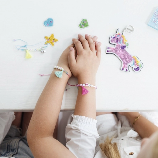 Stílusos karkötők gyöngyökkel és bojtokkal