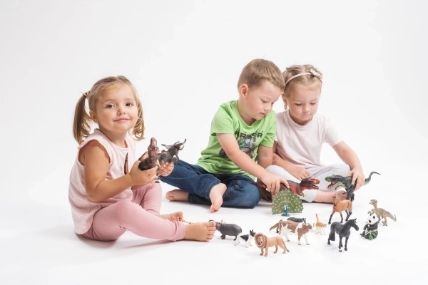 Kétagyarral rendelkező orrszarvú műanyag figura 14 cm