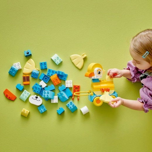 Mozgásban a játék kerekes alvázzal