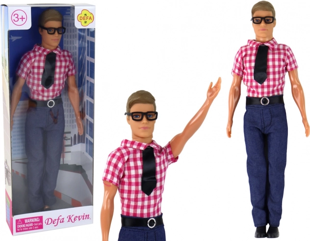 Kevin báb a elegáns öltönyben, piros inggel