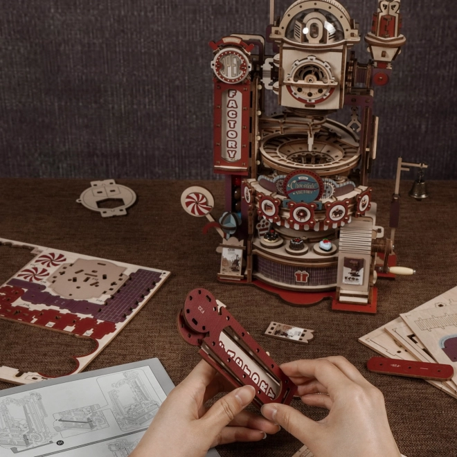 Robotime rokr 3D fa puzzle golyópálya: Csokoládégyár LED fényekkel 420 darabos