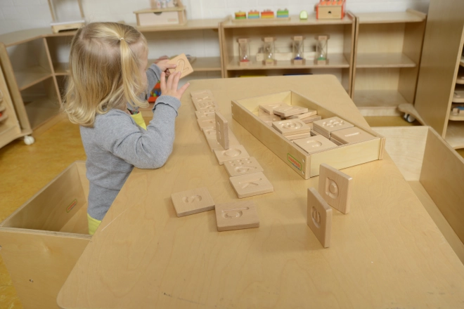 Fa Érzékszervi Játék Masterkidz Ismerd Fel a Betűket, Számokat és Formákat