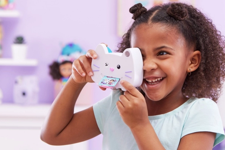 Kacsintó cica és „kinyomtatott” fotó a nyelvnél