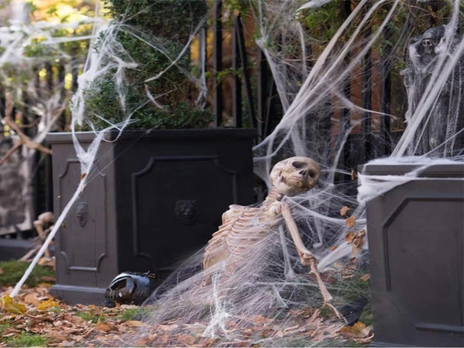 Fehér műpókháló pókokkal halloween dekoráció