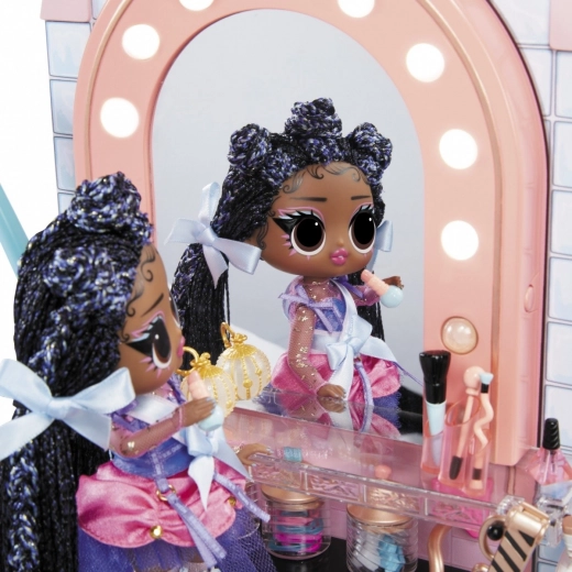 Fodrászszalon megvilágított tükörrel