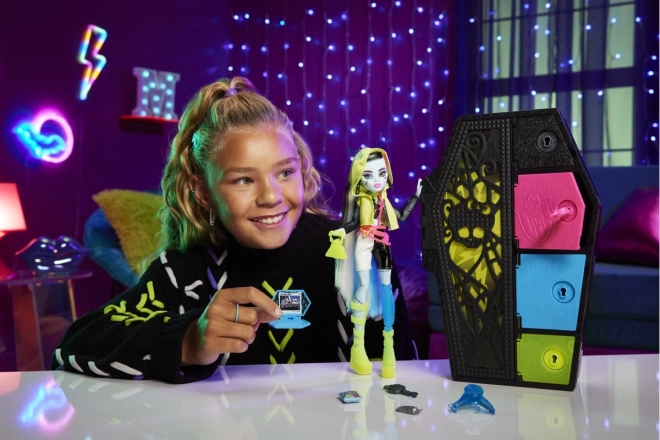 Monster High Skullimate titkok neon baba - Frankie