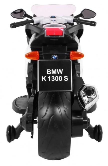 BMW K1300S Gyerek motorkerékpár akkumulátorral fehér + segédkerekek + hangok Fények + lassú indítás