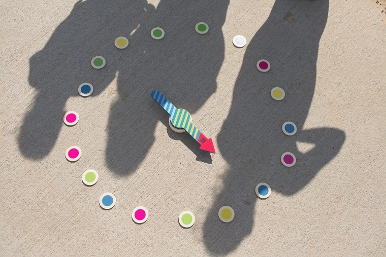 Kétoldalas zsetonok: színek és számok egy játékban