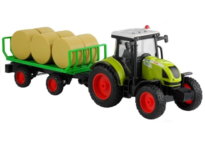 Zöld traktor utánfutóval és szénával