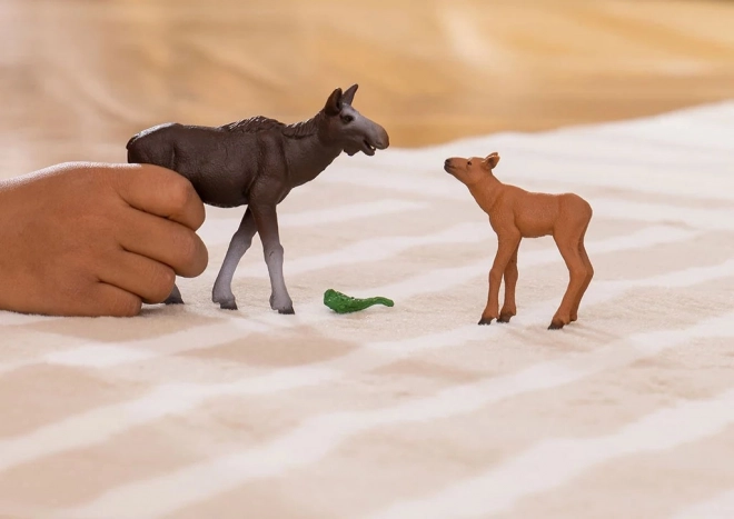 Jávorszarvas és borjú figurái - Schleich Wild Life