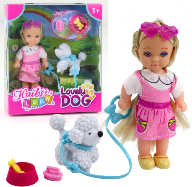 Mini baba kutyussal pórázon és tálka csonttal