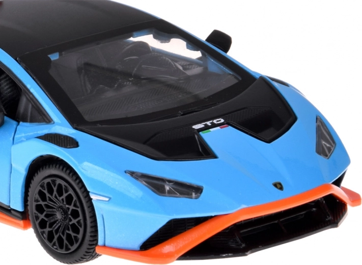 Fém karosszéria, gumiból készült kerekek