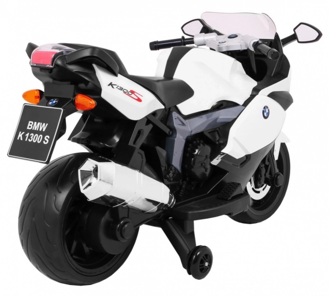 BMW K1300S Gyerek motorkerékpár akkumulátorral fehér + segédkerekek + hangok Fények + lassú indítás