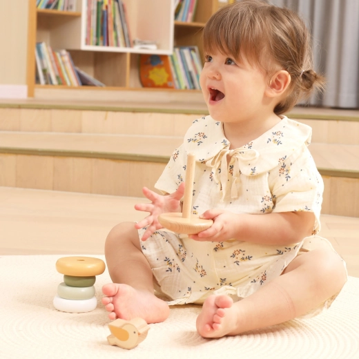 Biztonságos fa kialakítás a kis kezekhez