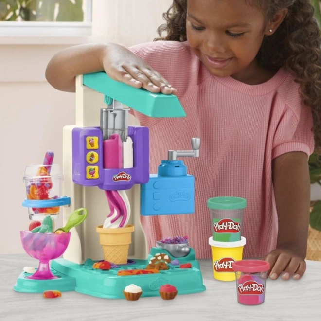 Play-Doh színpompás fagylaltkészítő