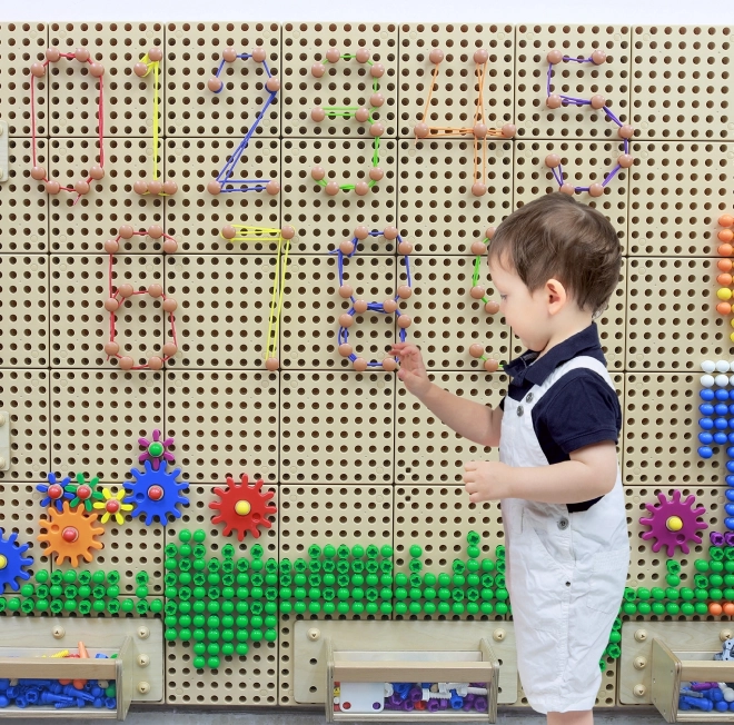 Masterkidz fa szabadon álló STEM tábla ház alakban, tartozékokkal