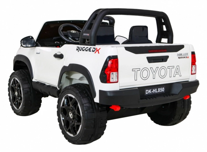 Toyota Hilux jármű fehér