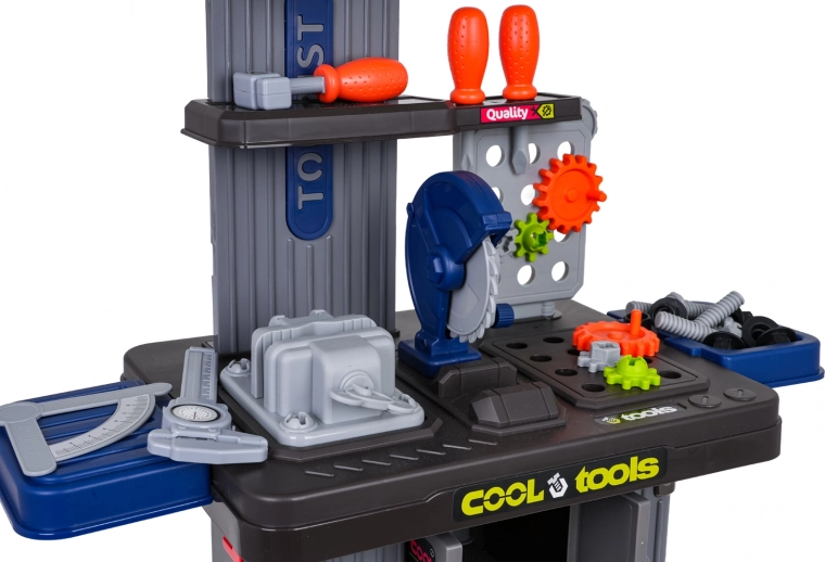 Valósághű műhely szerszámokkal