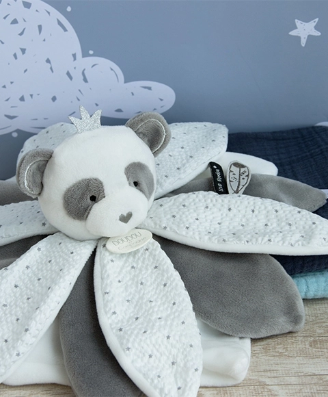 Doudou ajándékcsomag – plüss panda szundikendő 26 cm