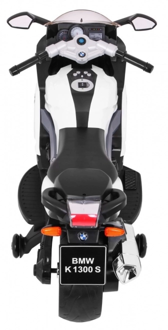 BMW K1300S Gyerek motorkerékpár akkumulátorral fehér + segédkerekek + hangok Fények + lassú indítás